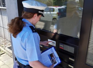 Im Rahmen der Aktionswoche gegen "falsche Polizeibeamte" machen "echte Polizeibeamte" Hausbesuche, um Bürgerinnen und Bürger zu informieren. Symbolbild: Polizei