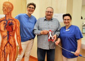 Dr. med. Gabriele Kischel-Augart, Chefärztin der Klinik für Gefäßchirurgie, mit Frank Schade und Katrin Hähner, Oberärztin der Klinik für Gefäßchirurgie, freuen sich über den Erfolg der OP. Foto: Helios