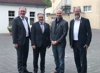 Von links: IHK-Hauptgeschäftsführer Gregor Berghausen, Bürgermeister Thomas Dinkelmann, Stefan Kemper, Referent des Abends, und Wilhelm Seibel, Mettmanner Unternehmer und Vorsitzender des IHK-Ausschusses Mettmann-Wülfrath. Foto: Kreis Mettmann