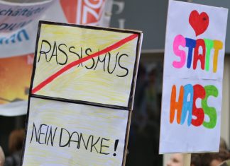 Demonstranten halten Schilder gegen Rassismus. Foto: Volkmann/Archiv