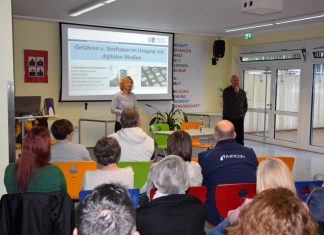 Die Polizei war zu Gast bei einem Informationsabend in der Wülfrather Schule am Berg. Foto: Schule