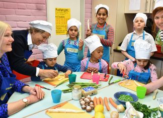 Ein vegetarisches Gemüsefrikassee mit grünem und weißen Spargel hat die Kinder-Kochgruppe zubereitet. Foto: Mathias Kehren
