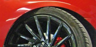 Gefährliches Tuning: Schon bei diesem Lenkeinschlag gab es Kontakt zwischen Reifen und Karosserie. Foto: Polizei