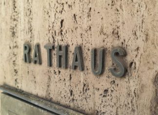Die Aufschrift "Rathaus" ist an einer Wand angebracht. Foto: Volkmann/symbolbild