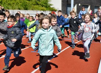 Mit rund 50 Kindern war die Kindertagesstätte "Unter'm Regenbogen" besonders stark vertreten bei der Sportaktion auf dem Ernst-Adolf-Sckär-Sportplatz in Tönisheide. Foto: Mathias Kehren