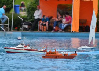 Die Modell-Skipper haben den Saisonauftakt im Heljensbad gefeiert. Foto: Mathias Kehren