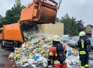 Die Gelben Säcke wurden auf die Fahrbahn entladen und gelöscht. Foto: Feuerwehr Velbert