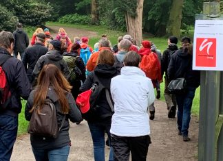 Auftaktwanderung in Garath: Wandernde und Organisatoren blicken zufrieden auf die Wanderwoche. Foto: Kreis ME