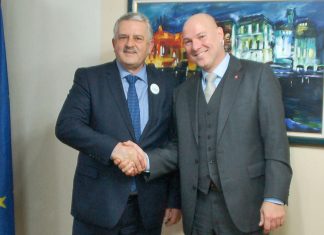 Die Bürgermeister von Podujeva, Agim Veliu, und Velbert, Dirk Lukrafka, unterzeichneten die Urkunde zur Partnerschaft zwischen den beiden Städten. Foto: Stadt Velbert