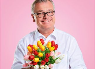Jürgen B. Hausmann gastiert mit seinem Programm "Frühling, Flanzen, Feiertare" in der Ratinger Stadthalle. Foto: Guido Schroeder