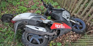 Der Fahrer dieses Motorrollers wurde bei dem Unfall schwer verletzt. Foto: Polizei