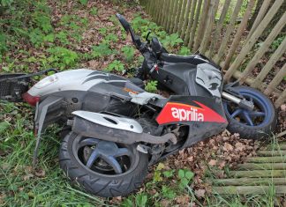 Der Fahrer dieses Motorrollers wurde bei dem Unfall schwer verletzt. Foto: Polizei