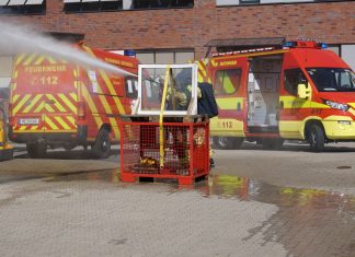 Das Schneidlöschsystem Cobra im Einsatz an einem "Tag der offenen Tür". Foto: Feuerwehr Ratingen