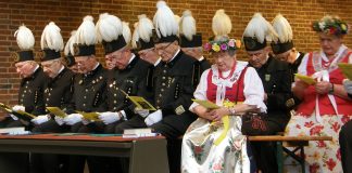 In traditioneller Kleidung von Oberschlesischen Bergmännern ließ die Landsmannschaft Velbert die Tradition wieder aufleben. Foto: privat/Archiv