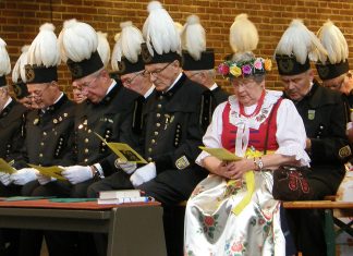In traditioneller Kleidung von Oberschlesischen Bergmännern ließ die Landsmannschaft Velbert die Tradition wieder aufleben. Foto: privat/Archiv
