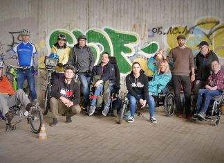Bewohner der Pro-Mobil-Wohngruppe Cranachstraße absolvierten ein Fahrsicherheitstraining gemeinsam mit Mitarbeitern von Vitz Federn. Foto: Pro Mobil