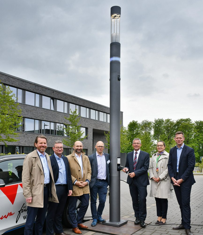 In Velbert läuft in diesem Sommer ein Modellversuch mit sogenannten "Smart-Poles" an. Bernhard Lüschper (Innogy), Michael Küpper (Wobau) Stefan Freitag (Stadtwerke) Marc Flegel, Bernd Böddeling, Eva Wiewiorka (alle Innogy) und Sven Lindemann (TBV) haben das Projekt vorgestellt. Foto: Mathias Kehren