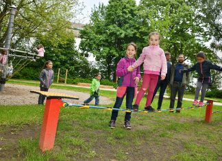 Auf der neuen Slackline können die Kinder balancieren üben, die beliebte Kletterspinne im Hintergrund ist erhalten geblieben. Foto: Mathias Kehren