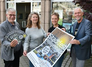 Haben das Programm beim Stadtfest in Heiligenhaus vorgestellt: Jürgen Weger, Veronika Kautz, Almuth Schildmann-Brack und Thomas Langmesser, Leiter des Geschäftsbereichs Soziales, Jugend und Kultur Foto: Mathias Kehren
