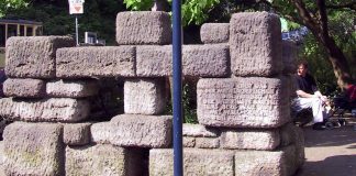 Die stilisierte Stadtmauer an der Ecke Freiheitstraße/Am Königshof. Archivfoto: Kreisstadt Mettmann