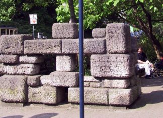 Die stilisierte Stadtmauer an der Ecke Freiheitstraße/Am Königshof. Archivfoto: Kreisstadt Mettmann