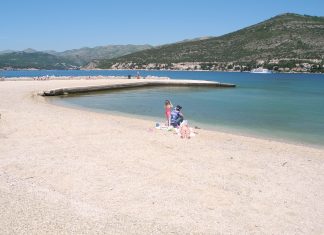 Als Kiesstrand ist dieser Strandabschnitt auf der Halbinsel Lapad einzustufen, der den wohlklingenden Namen Copacapana Beach trägt. Foto: Georg Lindner