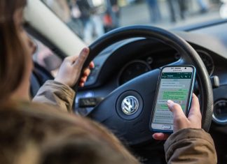 Allein im Kreis Mettmann hat die Polizei am Mittwoch 67 fahrende Handy-Nutzer gestoppt. Symbolbild: Polizei