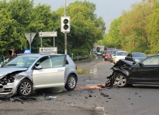 Unfall in Langenfeld: Beide Autos sind massiv beschädigt worden. Foto: Polizei