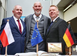 Der Velberter Bürgermeister Dirk Lukrafka (Mitte) mit seinem Amtskollegen aus Morag, Tadeusz Sobierajski (links), und dessen Stellvertreter Leszek Biernacki. Foto: Krick/Stadt Velbert.