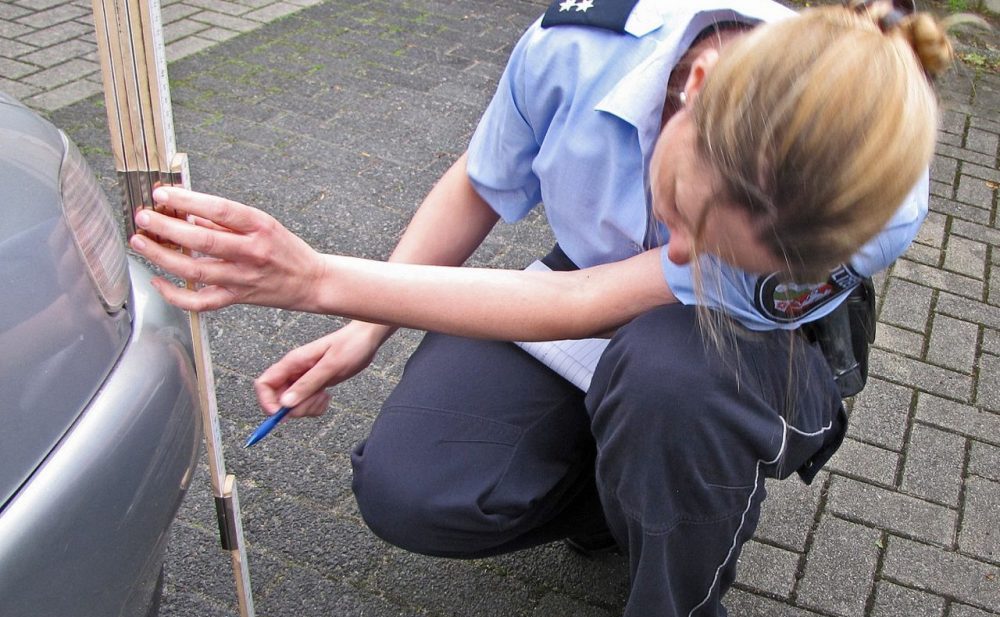 Verkehrsunfallermittlungen02 Speziell ausgebildete Ermittlerinnen und Ermittler der Direktion Verkehr der Kreispolizeibehörde Mettmann bearbeiten Unfallfluchten. Foto: Symbolbild (Polizei)