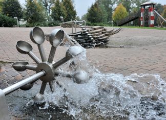 Wasserrad, Schleusen und Pumpen - der Wasserspielplatz im Herminghauspark ist eine Attraktion in Velbert. Foto: Mathias Kehren