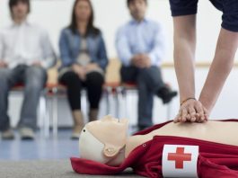Wülfrath greift nach dem Weltrekord im Reanimations-Marathon Erste Hilfe Kurs des DRK: Eine Mitarbeiterin demonstriert Reanimation an einer Puppe. Foto: DRK