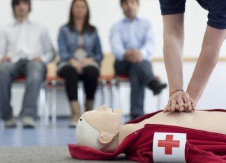 Erste Hilfe Kurs des DRK: Eine Mitarbeiterin demonstriert Reanimation an einer Puppe. Foto: DRK