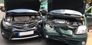 Beide Autos wurden bei dem Unfall schwer beschädigt. Foto: Polizei