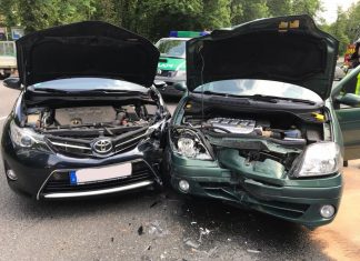 Beide Autos wurden bei dem Unfall schwer beschädigt. Foto: Polizei
