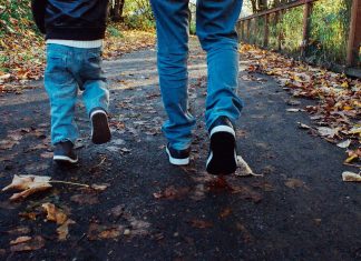 Ein Kind geht mit seinem Vater spazieren. Foto: pixabay
