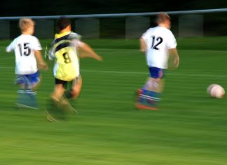 Kinder spielen Fußball. Foto: pixabay/Symbolbild