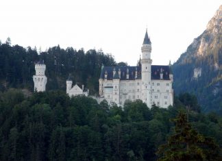 Nur etwa fünf Kilometer von Füssen entfernt in der Gemeinde Schwangau liegt Schloss Neuschwanstein. Foto: Georg Lindner