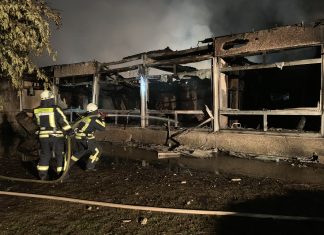 Das Gebäude der Grundschule Sandheide ist komplett ausgebrannt: Schulunterricht kann dort nicht stattfinden. Foto: Feuerwehr Erkrath