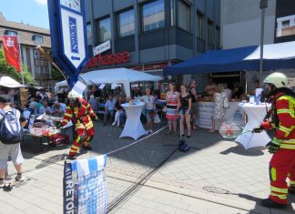 Besonderer "Einsatz" für die Wehr: Ein Tennis-Match in voller Montur auf dem Stadtfest. Foto: Feuerwehr Heiligenhaus
