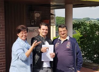 Gabriele Nettelbeck, Antonio Monticciolo und Lino Monticciolo bei der Schlüsselübergabe. Foto: Regine Höller