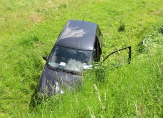 Das Unfallfahrzeug am Flurweg in Heiligenhaus. Foto: Feuerwehr Heiligenhaus
