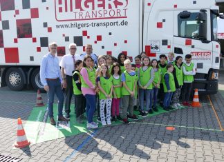 Ferdi Hilgers, Landrat Thomas Hendele, Schirmherr der Kreisverkehrswacht, Ralf Schefzig, Vorsit-zender der Kreisverkehrswacht Mettmann und Direktor Verkehr bei der Kreispolizeibehörde Mett-mann stehen gemeinsam mit den Monheimer Grundschülern im „toten Winkel“. Foto: Kreis ME