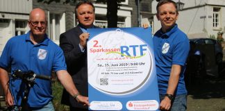 Bald findet wieder die Radtourenfahrt statt: Heiko Delor, Sparkassen-Filialdirektor Thomas Döring und Steffen Rentsch laden ein. Foto: André Volkmann