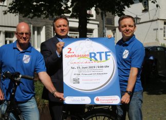 Bald findet wieder die Radtourenfahrt statt: Heiko Delor, Sparkassen-Filialdirektor Thomas Döring und Steffen Rentsch laden ein. Foto: André Volkmann