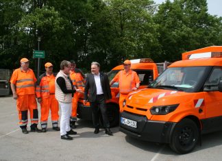 Bürgermeister Thomas Dinkelmann lässt sich von Angelika Dünnwald, der Leiterin des städtischen Baubetriebshofs, sowie ihren Kollegen Johann Anhölcher, Valerij Kruk, Alexandr Gilderman und Martin Abend die "StreetScooter" vorführen. Foto: Kreisstadt Mettmann