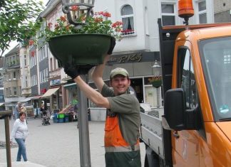 Mitarbeiter des städtischen Baubetriebshofs verschönern das Stadtbild mit Blumen in der Farbe des Wülfrather Wappens. Foto: Stadt Wülfrath