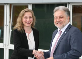 Bürgermeister Thomas Dinkelmann wünscht Sandra Balcke viel Erfolg für ihre Arbeit. Foto: Kreisstadt Mettmann
