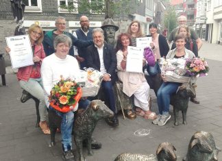 Am Dienstagabend erhielten die Gewinnerinnen und Gewinner des Schaufenster-Dekorationswettbewerbs ihre Preise. Foto: Kreisstadt Mettmann