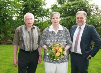 Bürgermeister Thomas Dinkelmann gratuliert Ingrid und Gustav Matz zum 60. Hochzeitstag. Foto: Kreisstadt Mettmann